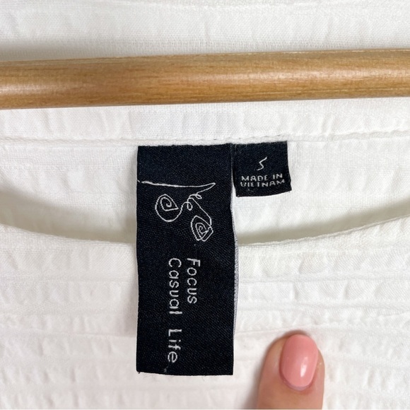 Focus Size S White Linen Shirt with Natural Wood Buttons | LagenLook Boho - Picture 5 of 11